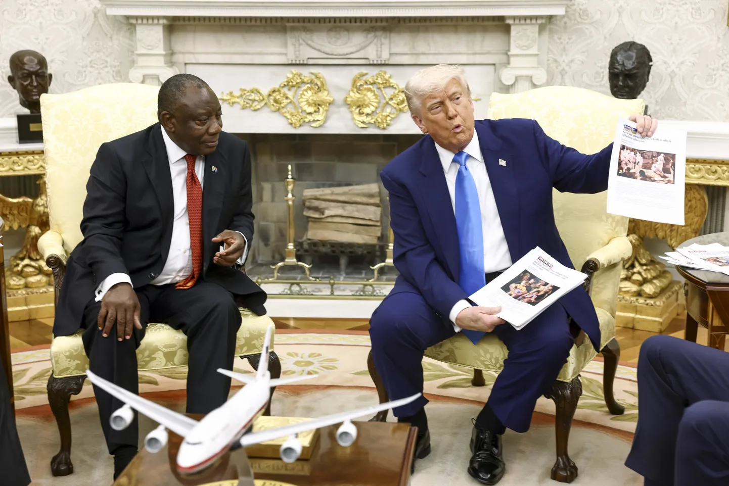 USA president Donald Trump näitas Valge Maja ovaalkabinetis artikli koopiat, mis tema sõnul kujutas tapetud valgeid lõuna-aafriklasi. Reutersi ajakirjanik tundis aga fotol ära kaadri oma Kongos filmitud videost.
